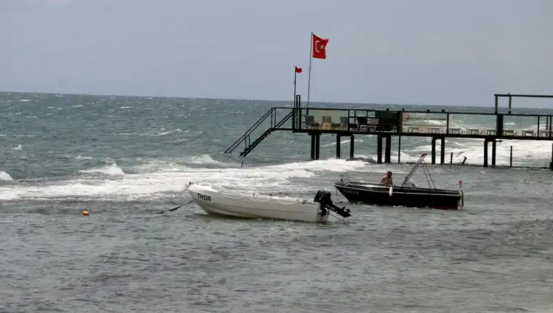 Poyraz Rüzgarı Gücünü Gösterdi: Denize Girmek Neden Yasaklandı?