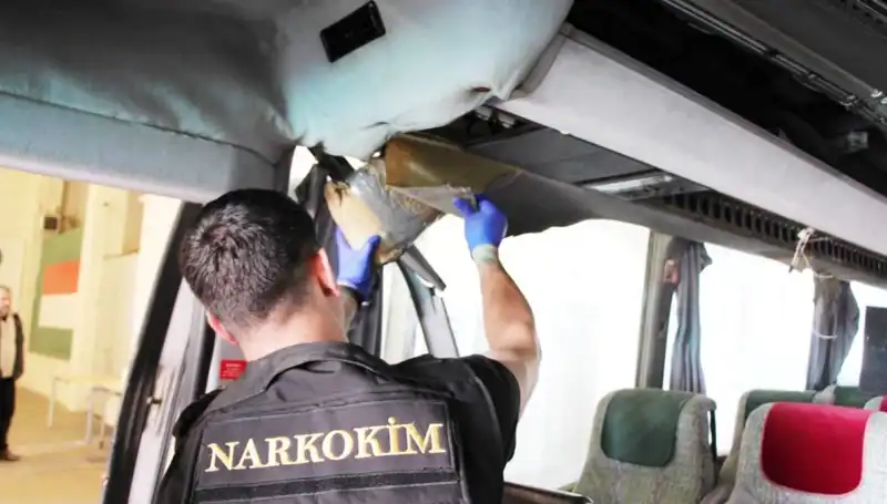 Sınır Kontrolünde Şok: 77 Kilo Uyuşturucu Otobüste Ele Geçirildi!