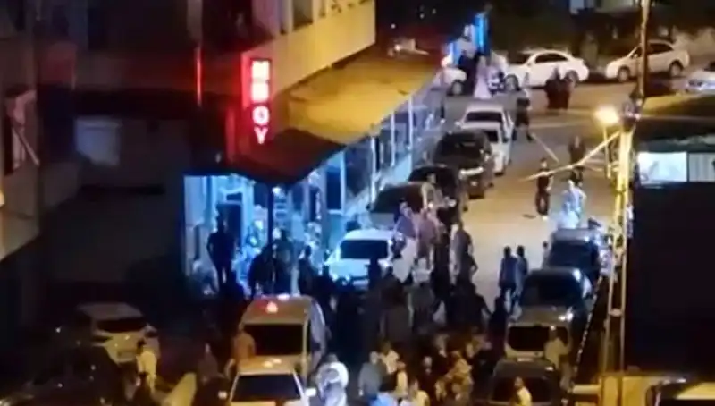 Düğün Çıkışında Şok Edici Olay: Arabasıyla Kalabalığa Daldı!