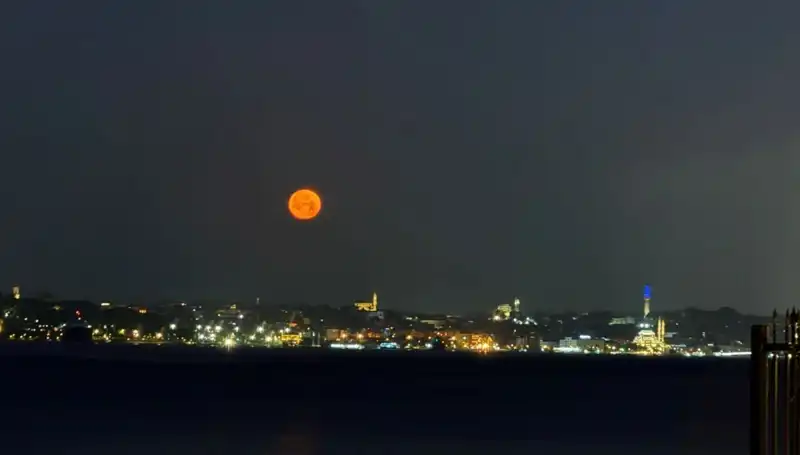 İstanbul'da Çilek Dolunayı: Göz Alıcı Manzaralar Şehri Büyüledi