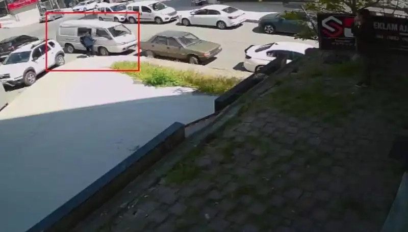 Aracını Çalmak İsteyen Hırsızı Suçüstü Yakalamayı Başardı!