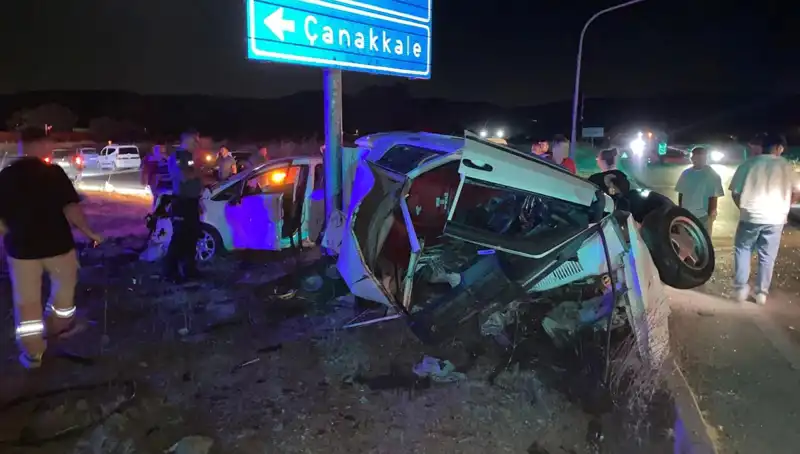 Çanakkale'de Korkutan Trafik Kazası: İki Otomobil Çarpıştı, Yaralılar Hastaneye Kaldırıldı