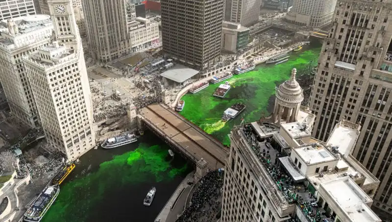 Chicago Nehri, Aziz Patrick Günü'nde Eşsiz Bir Yeşil Renkliliğe Büründü