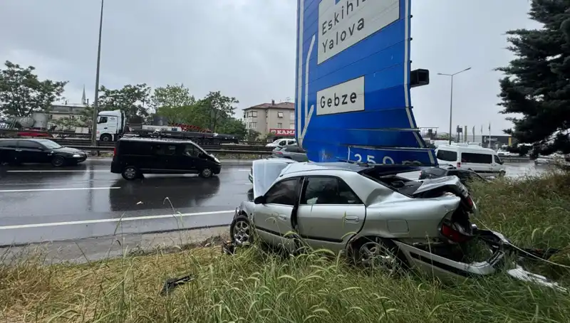 Trafik Levhasına Çarpan Araçta Tek Yaralı: Olayın Detayları