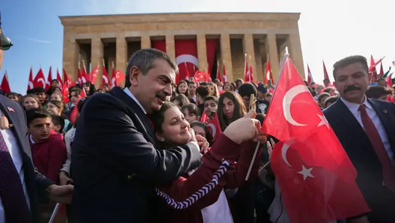 Bakan Tekin, Anıtkabir'de Çocuklarla Tarihe Tanıklık Etti