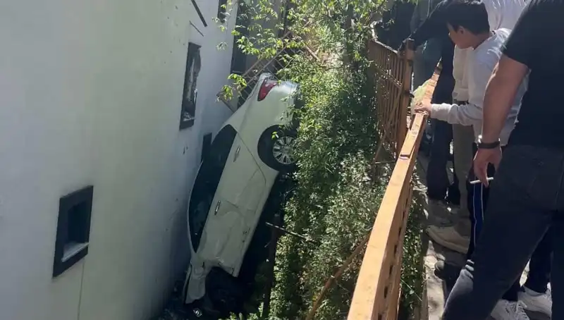 Kağıthane’de Dehşet Anları: Aracın Metrelerce Süreklediği Kaza Korkuttu!