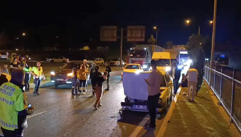 Otoyolda Kuralsız Geri Dönüş Yapan Araç Kaza Yaptı: İki Çocuk Yaralı