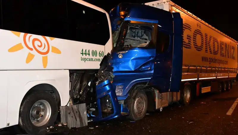 Tur Otobüsü ve Tır Çarpışması: 13 Yaralı, Kaza Anı Korkunçtu