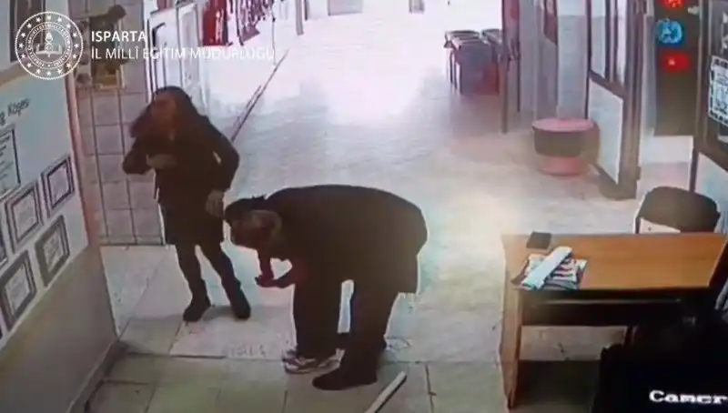 İlkokulda Öğrenci Kriz Anında Heimlich Manevrası ile Kurtarıldı!