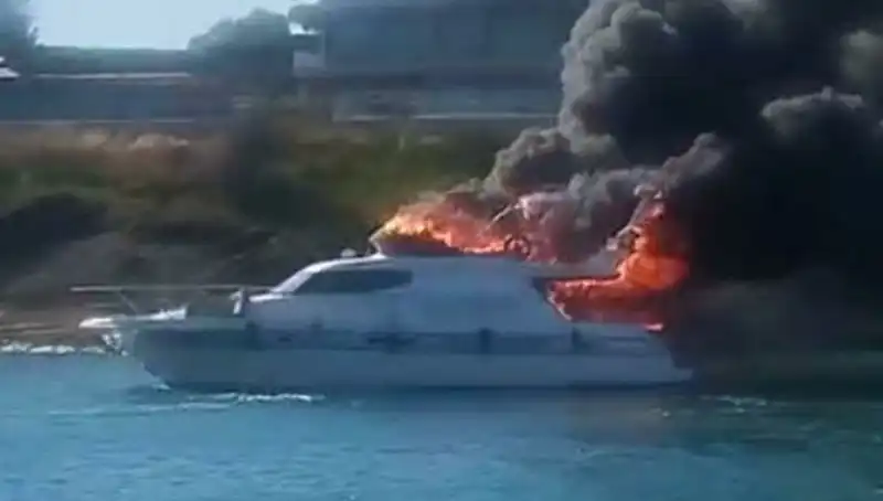 Çeşme Marina’da Motoryat Alev Alev Yandı: Korku Dolu Anlar
