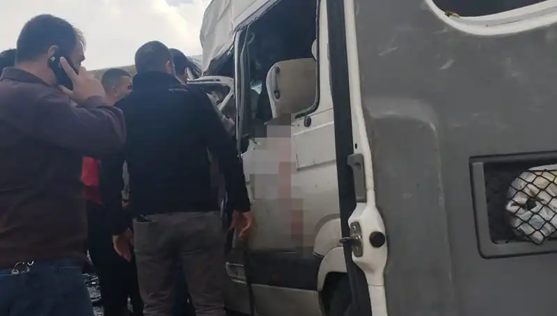 Van'da Trafik Faciası: Minibüs ve Kamyonet Çarpıştı, Altı Can Gitti
