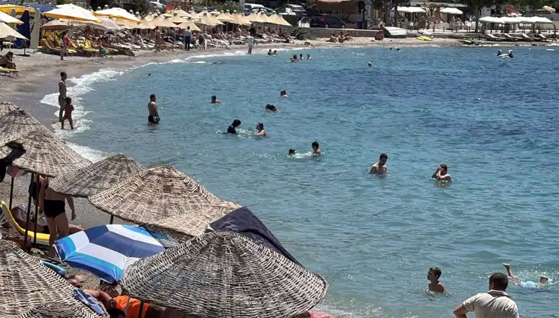 Aşırı Sıcaklıklar Başladı: 36 Derecede Serinlemek İçin Sahilde Buluşma