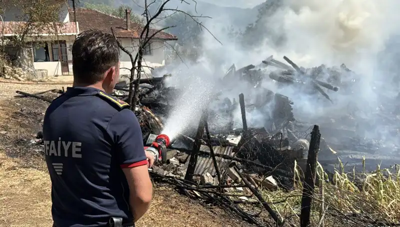 Evde Patlayan Alevler Ormanı Tehdit Ediyor: Yangınla Mücadele Aralıksız Devam Ediyor