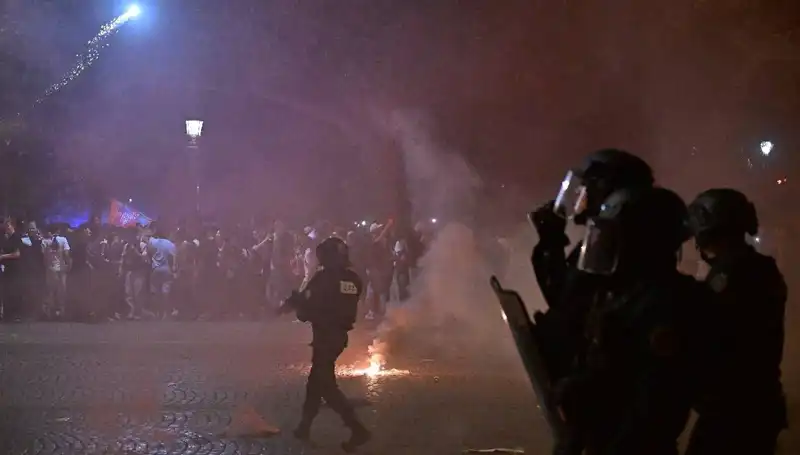 Fransa'da PSG'nin Şampiyonluğu Sokakları İkiye Ayırdı: Kutlamalar ve Protestolar