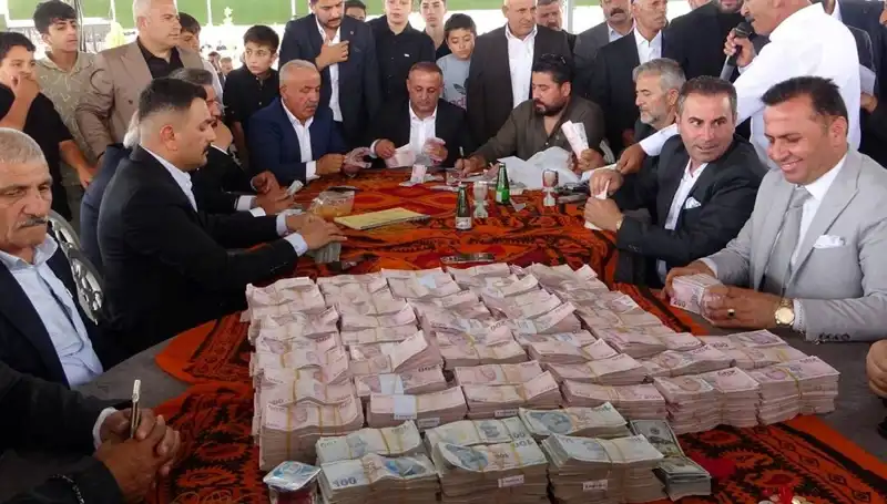 Aşiret Düğününde Görkemli Takı Töreni: Gelin ve Damat İçin Rekor Altın Dağıtımı