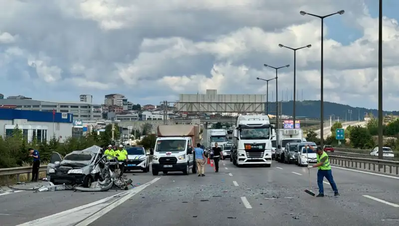 Otoyolda Korkutan Kaza: Üç Kişi Araçta Sıkıştı, Yoğun Trafik Oluştu