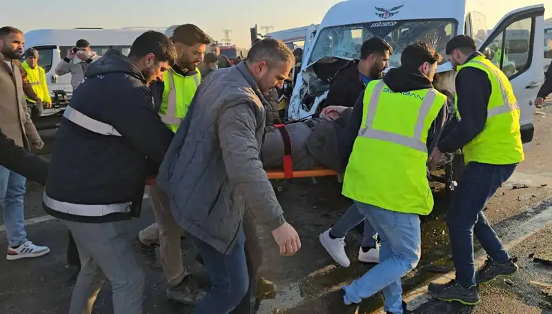 İki İşçi Servisi Kafa Kafaya Çarpıştı: Yaralılar ve Detaylar Ortaya Çıktı