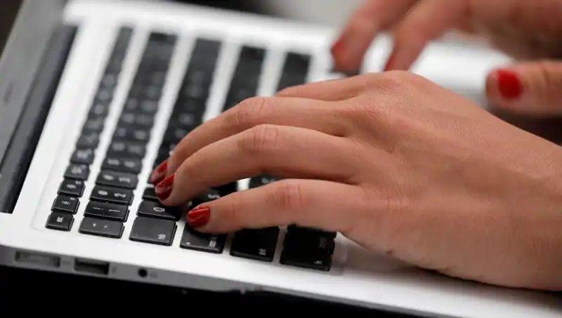 Laptop Mikrofonlarında Gizli Tehlike: Kapalıyken Dinlenme Riski Artıyor