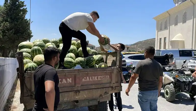 Tonlarca Karpuzu Bedava Dağıtan Yılın İyi Kalpli Kahramanı