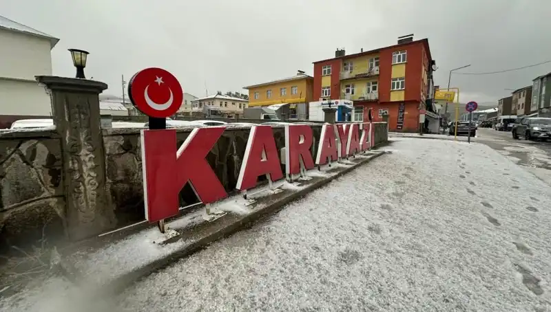 Temmuzda Aniden Yağan Kar, Sürücüleri Şaşkınlık İçinde Bıraktı!
