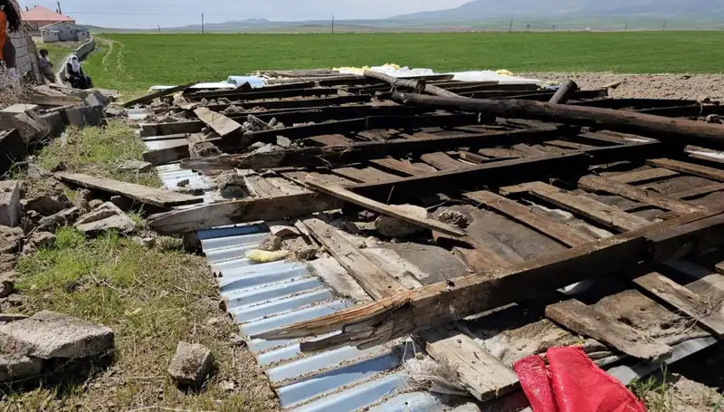 Bitlis'te Şiddetli Fırtına Hayatı Olumsuz Etkiledi, Çatılar Uçtu