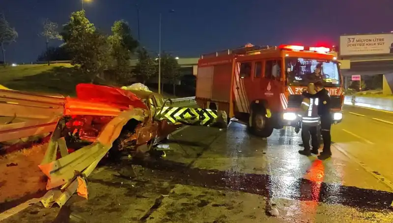 Otomobil Bariyere Saplandı, Sürücü Hastaneye Kaldırıldı!