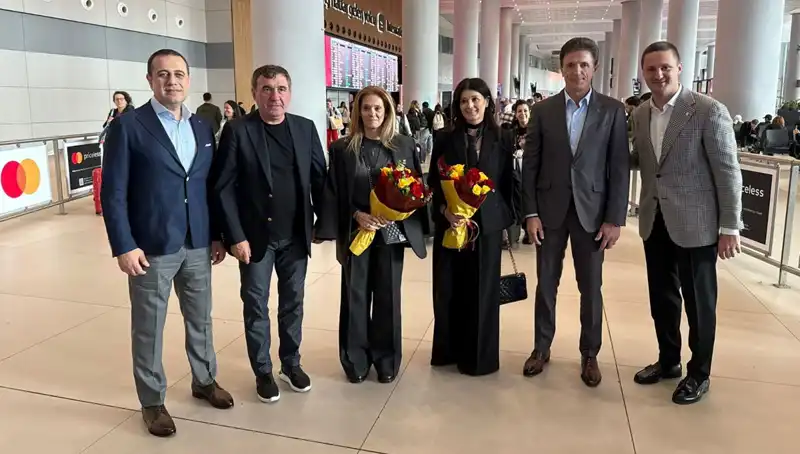 Hagi ve Popescu İstanbul'da: Futbolseverler için Unutulmaz Bir Buluşma