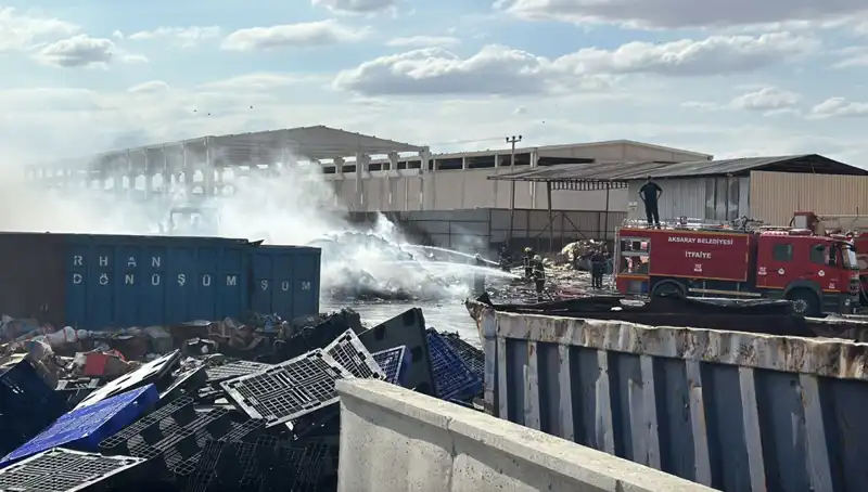 Aksaray'da Geri Dönüşüm Fabrikasında Korkutan Yangın: Nedeni Ne?