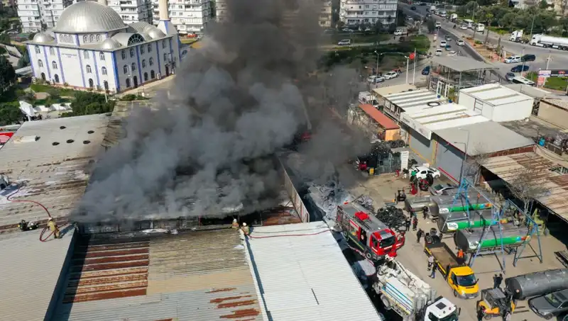 İzmir'de Oto Lastikçide Büyük Yangın: Olayın Sebepleri ve Sonuçları