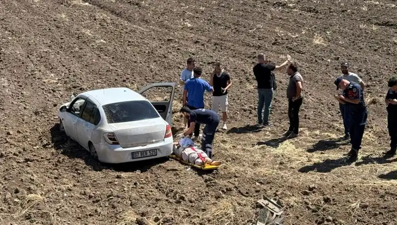 Osmaniye’de Kontrolden Çıkan Otomobil Tarlaya Uçtu: Üç Yaralı