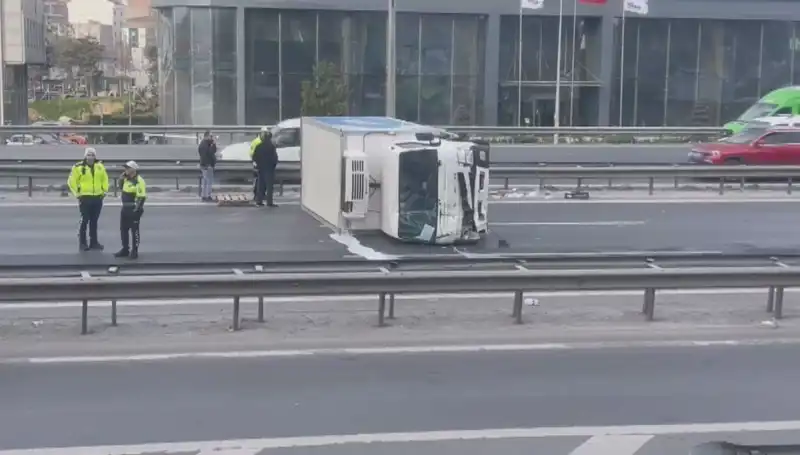 Basın Ekspress'te Feci Kaza: Kamyonet Devrildi, Trafik Kilitlendi