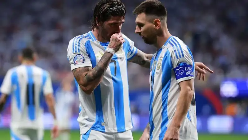 Messi ve de Paul'un Yeniden Buluşması: Futbolda Dostluğun Gücü