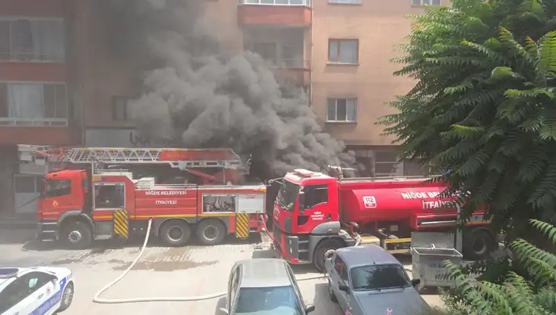 Niğde'de Beyaz Eşya Deposunda Yangın: Yangın Söndürme Ekipleri Seferber Oldu