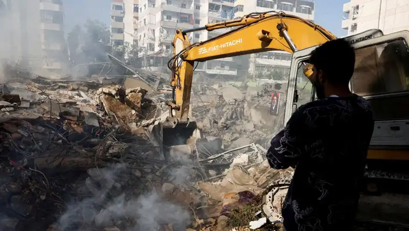 İsrail'in Lübnan'daki Bombardımanı: İş Makinesi Vuruldu, İki Yaralı