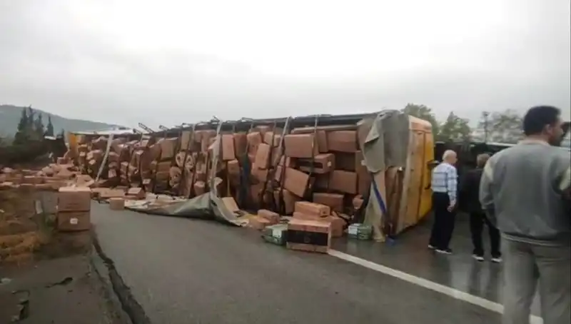 TEM Otoyolu’nda Feci Kaza: TIR Devrildi, Trafik Felç Oldu!