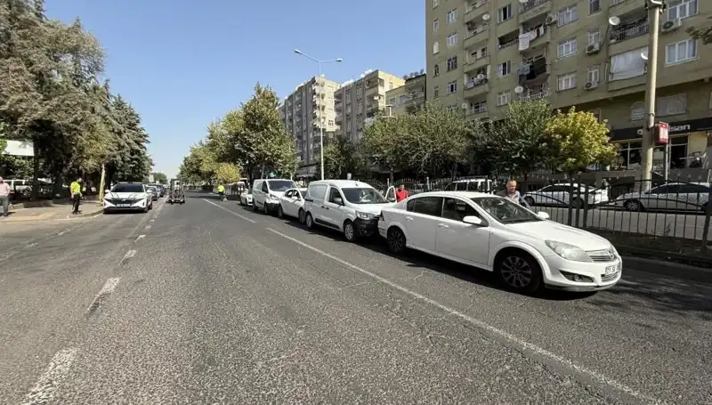 Diyarbakır'da Trafik Kazası: 5 Araç Birbirine Girdi, 10 Yaralı