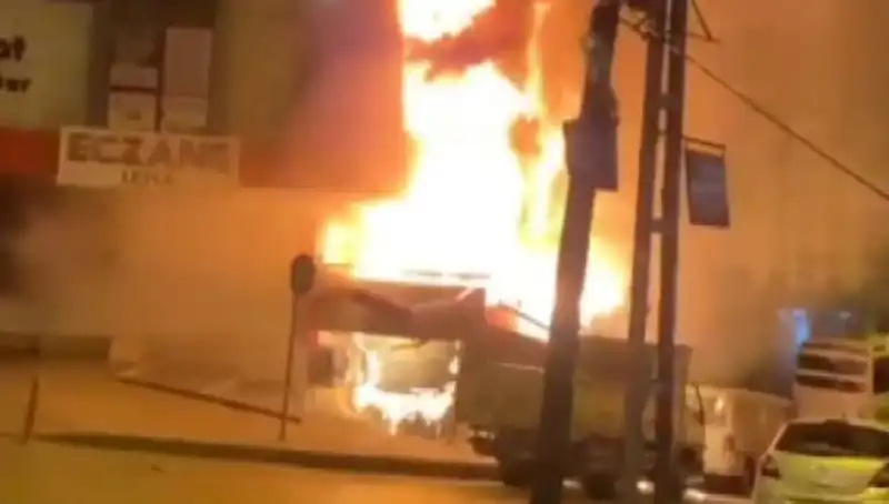 Başakşehir’deki İş Merkezinde Korkutan Yangın: Detaylar ve Nedenleri