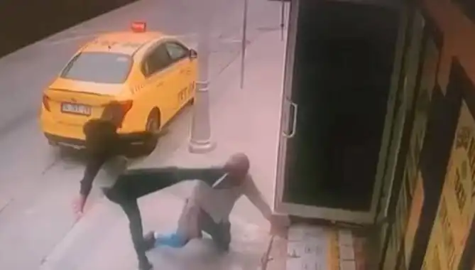 Taksi Durağında Şok Olay: Oğlunun Alacaklısı Annesinin Yanında Dehşet Saçtı!